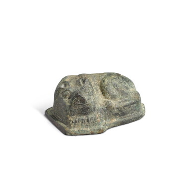 View full screen - View 1 of Lot 1070. A rare inscribed bronze 'tiger' weight, Han dynasty | 漢 青銅「王席壓」銘虎鎮.