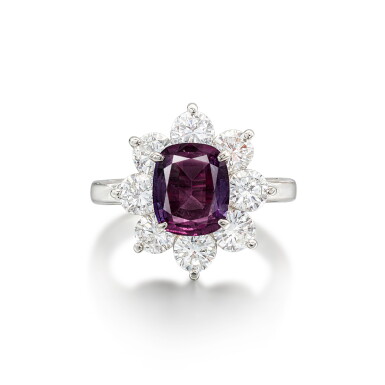 View full screen - View 1 of Lot 1795. ALEXANDRITE AND DIAMOND RING | 1.75克拉 「巴西」亞歷山大變色石 配 鑽石 戒指.
