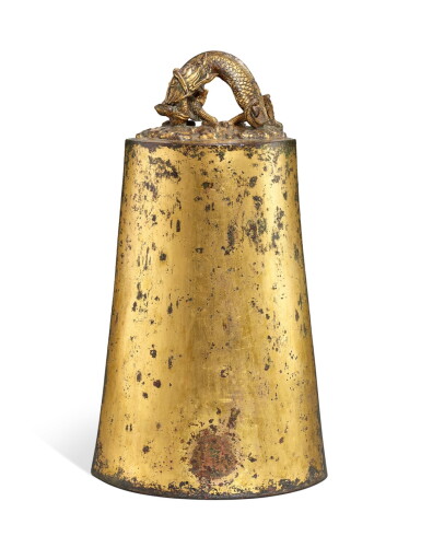 View full screen - View 1 of Lot 2030. A gilt-bronze 'dragon' bell, Tang dynasty, dated the 1st year of the Yonghui period, corresponding to 650 | 唐永徽元年(650年) 鎏金銅龍鈕鐘 《永徽元年四月九日》款.