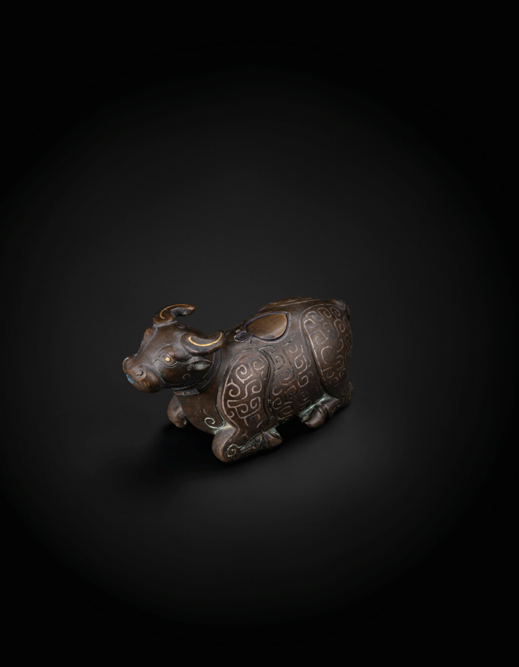 View full screen - View 1 of Lot 48. A finely cast gold and silver inlaid archaistic 'recumbent buffalo' waterpot Yuan Dynasty -Ming Dynasty, 13th-15th century | 元至明 十三至十五世紀 銅錯金銀臥牛水注.