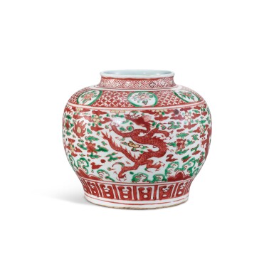 View full screen - View 1 of Lot 840. A polychrome-enamelled 'dragon' jar, Ming dynasty, 16th century | 明十六世紀 紅綠彩龍紋罐.