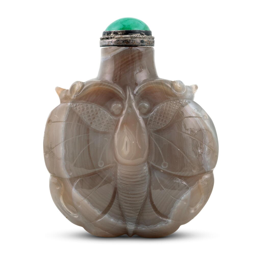 View full screen - View 1 of Lot 813. A carved agate 'butterfly' snuff bottle, Qing dynasty, 18th - 19th century | 清十八至十九世紀 瑪瑙雕蝴蝶紋鼻烟壺.