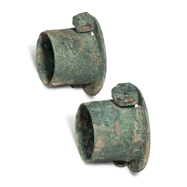 View full screen - View 1 of Lot 880. A pair of archaic bronze axle caps and linchpins, Eastern Zhou dynasty, Warring States period | 東周 戰國 青銅軎連獸首轄一組兩套.
