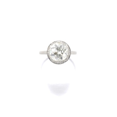 View full screen - View 1 of Lot 562. DIAMOND RING.