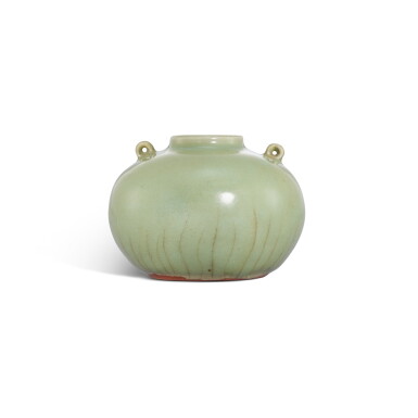 Voir en plein écran - Voir 1 du lot 345. A Longquan celadon waterpot, Early Ming dynasty 明初 龍泉青釉雙繫水丞.
