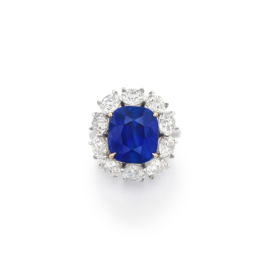 View full screen - View 1 of Lot 550. Sapphire and diamond ring | 藍寶石及鑽石戒指.