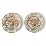 A Pair of Chinese Export 'Leake Okeover' Plates, Qing Dynasty, Qianlong Period, Circa 1743 | 清乾隆 約1743年 粉彩紋章圖盤一對