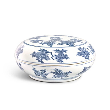 View full screen - View 1 of Lot 506. A fine and rare blue and white 'floral' circular box and cover, Mark and period of Kangxi | 清康熙 青花花卉紋蓋盒 《大清康熙年製》款.