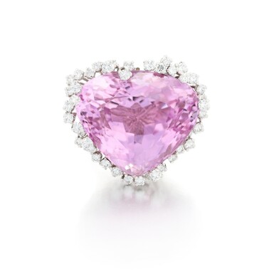 View full screen - View 1 of Lot 252. Bague kunzite et diamants | Kunzite and diamond ring .