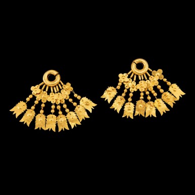 View full screen - View 1 of Lot 1001. A pair of gold earrings with floriated spangles Leyte, Philippines, 10th - 13th century | 十至十三世紀 菲律賓萊特島 花葉紋金片耳飾一對.
