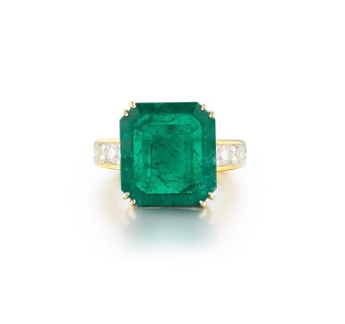 View full screen - View 1 of Lot 141. Bague émeraude et diamants | Emerald and diamond ring.