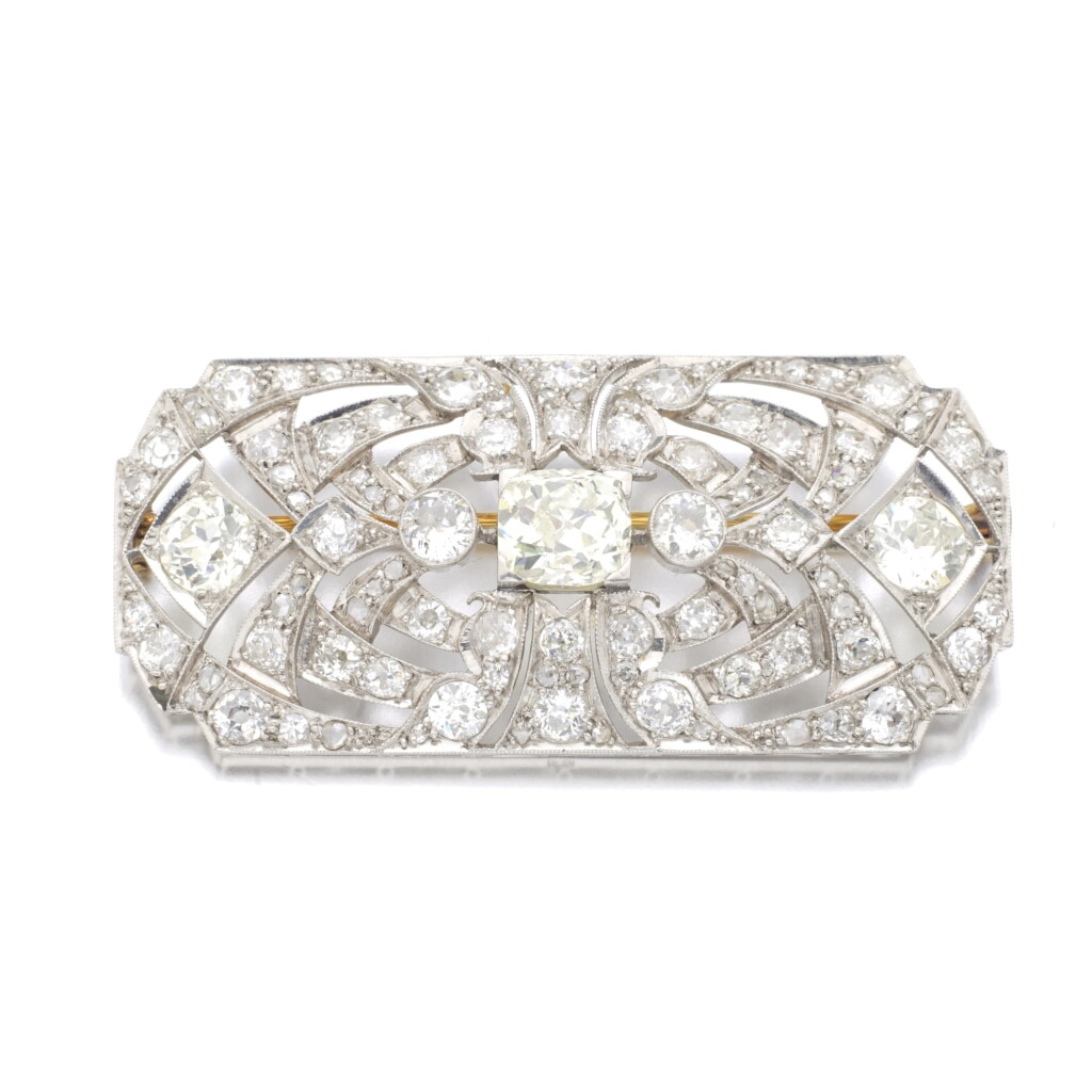 View full screen - View 1 of Lot 572. DIAMOND BROOCH.