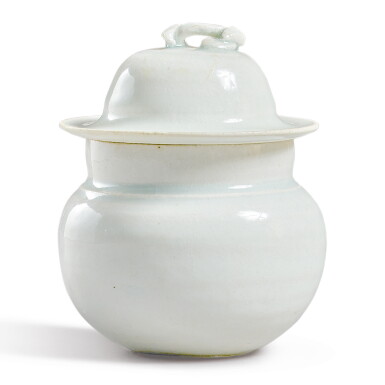 View full screen - View 1 of Lot 228. A Qingbai jar and cover, Southern Song dynasty | 南宋 青白釉小蓋罐.