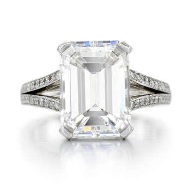 View full screen - View 1 of Lot 19. DIAMOND RING.