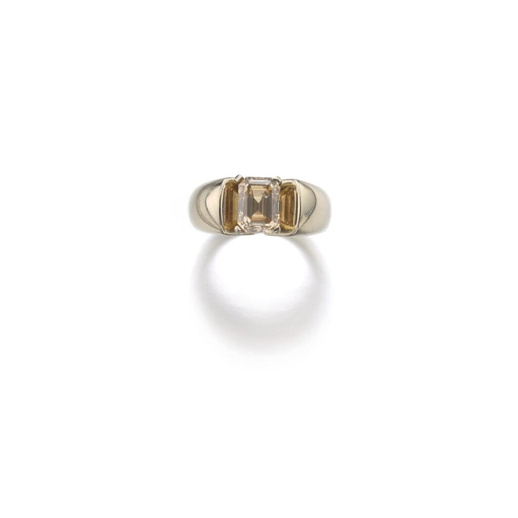 View full screen - View 1 of Lot 123. DIAMOND RING.