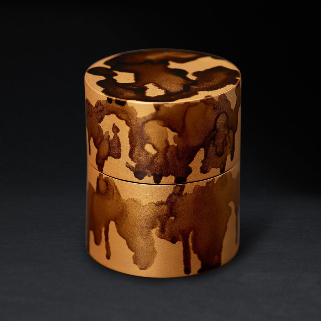 View full screen - View 1 of Lot 614. Ikeda Iwao (b. 1940), A brown lacquered circular tea caddy, chaki 池田巌 (1940年生) 棕漆水墨紋茶罐.