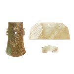 Three archaistic jade ornaments 玉劍格、玉珩及玉鉞一組三件