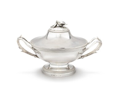 View full screen - View 1 of Lot 82. A small circular silver covered soup tureen, Jean-Pierre Charpenat, Paris, 1787-1789 | Petite soupière couverte ronde en argent par Jean-Pierre Charpenat, Paris, 1787-1789.