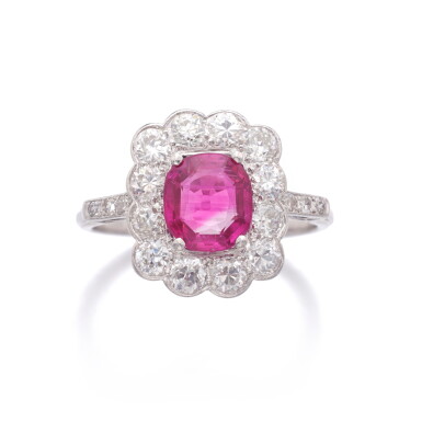 View full screen - View 1 of Lot 10. Bague rubis et diamants | Ruby and diamond ring.