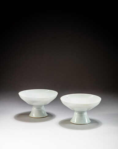 View full screen - View 1 of Lot 33. Two white-glazed stembowls, Early Qing dynasty, possibly Dehua | 清初 白釉高足盌一組兩件.
