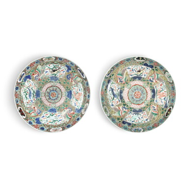 View full screen - View 1 of Lot 578. A pair of yellow-ground famille-verte 'four fish' dishes, Qing dynasty, Kangxi period | 清康熙 五彩開光魚藻紋盤一對.