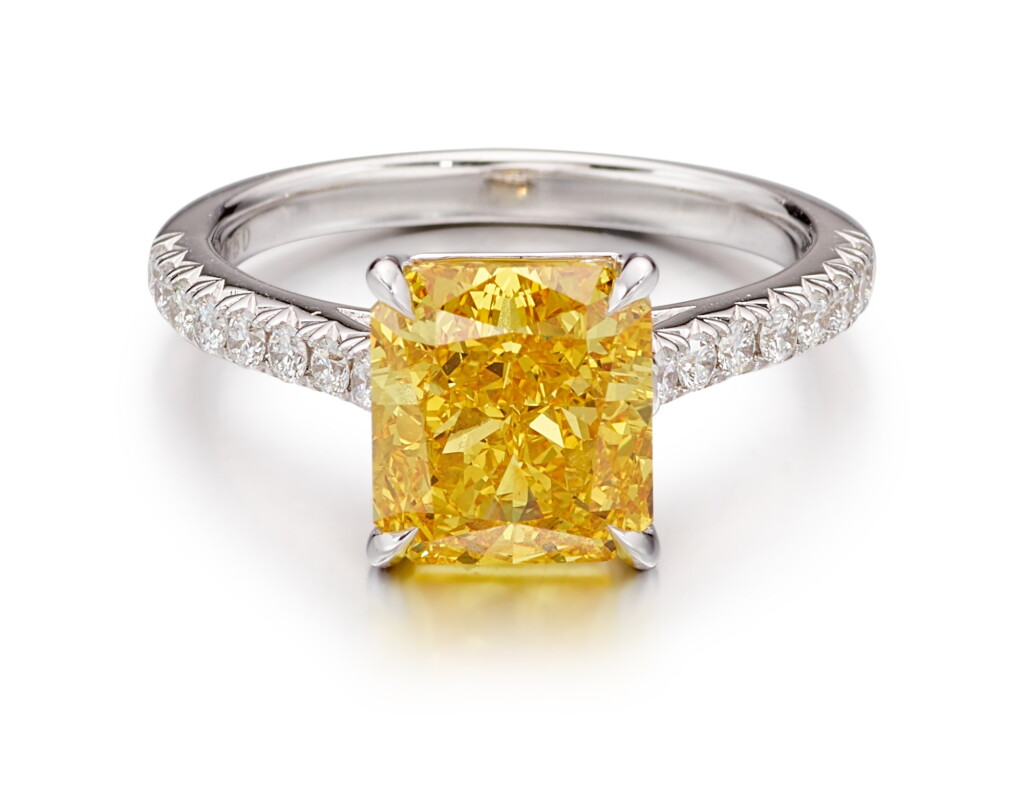 View full screen - View 1 of Lot 1073. FANCY VIVID ORANGY YELLOW DIAMOND AND DIAMOND RING | 3.37卡拉 方形 艷彩橙黃色 VS1淨度 鑽石 配 鑽石 戒指.