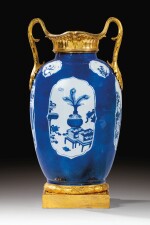 A BLUE AND WHITE CHINESE VASE, KANGXI (1662-1722), WITH LATE LOUIS XV GILT-BRONZE MOUNTS, CIRCA 1760 - 1770 | VASE EN PORCELAINE DE CHINE BLEU ET BLANC D'ÉPOQUE KANGXI (1662-1722) À MONTURE DE BRONZE DORÉ DE LA FIN DE L'ÉPOQUE LOUIS XV, VERS 1760-1770