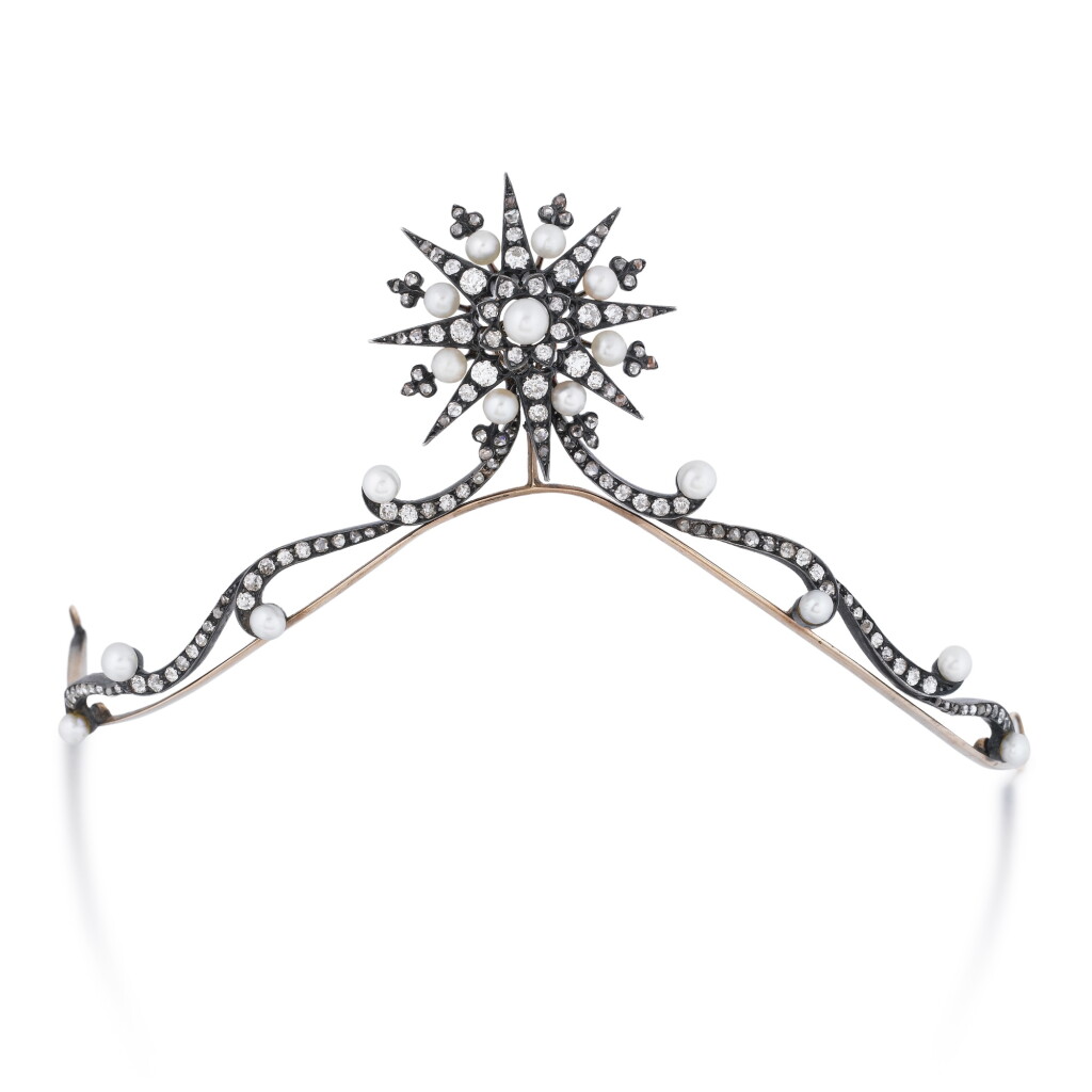 View full screen - View 1 of Lot 8. Tiare perle fine et diamants | Natural pearl and diamond tiara.