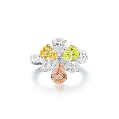 View full screen - View 1 of Lot 209. Coloured Diamond and Diamond Ring | 彩色鑽石 配 鑽石 戒指 (彩色鑽石共重2.82克拉).
