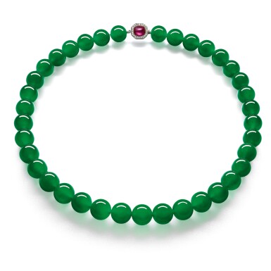 View full screen - View 1 of Lot 1808. AN EXTRAORDINARY 'IMPERIAL JADE' JADEITE BEAD, RUBY AND DIAMOND NECKLACE 超凡極品「帝王玉」天然翡翠珠 配 紅寶石 及 鑽石 項鏈.