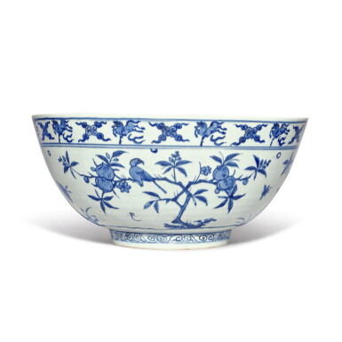 View full screen - View 1 of Lot 512. A large blue and white 'birds and flowers' bowl, Late Ming dynasty | 明末 青花花鳥圖大盌.