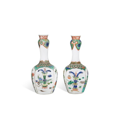 View full screen - View 1 of Lot 582. A pair of famille-verte 'Hundred Antiques' bottle vases, Qing dynasty, Kangxi period | 清康熙 五彩博古圖長頸瓶一對.