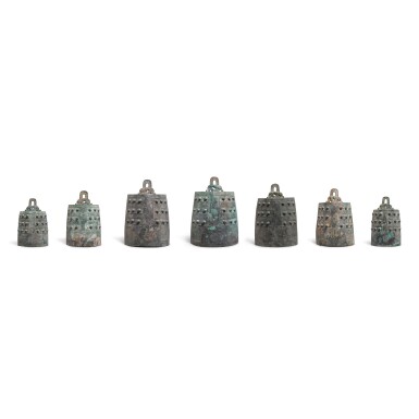 View full screen - View 1 of Lot 1018. A set of seven archaic bronze ritual bells, bo, Eastern Zhou dynasty, Spring and Autumn period | 東周春秋 青銅鎛鐘一套七件.