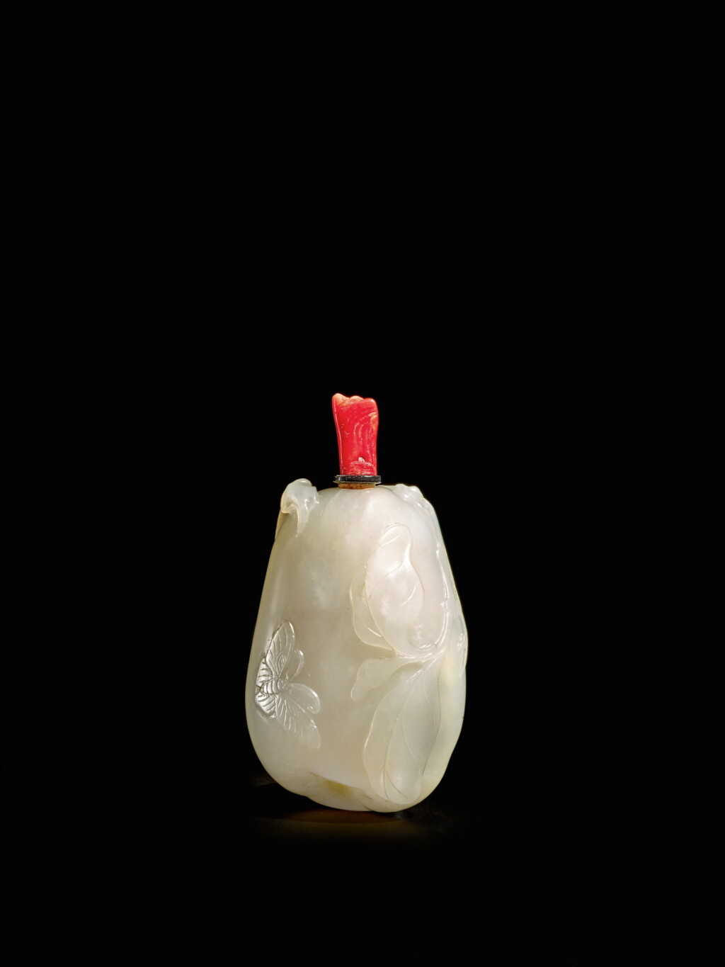 View full screen - View 1 of Lot 69. A white jade pebble 'gourd and butterfly' snuff bottle, Qing dynasty, 18th / early 19th century | 清十八 / 十九世紀初 白玉雕瓜瓞綿綿圖鼻煙壺.