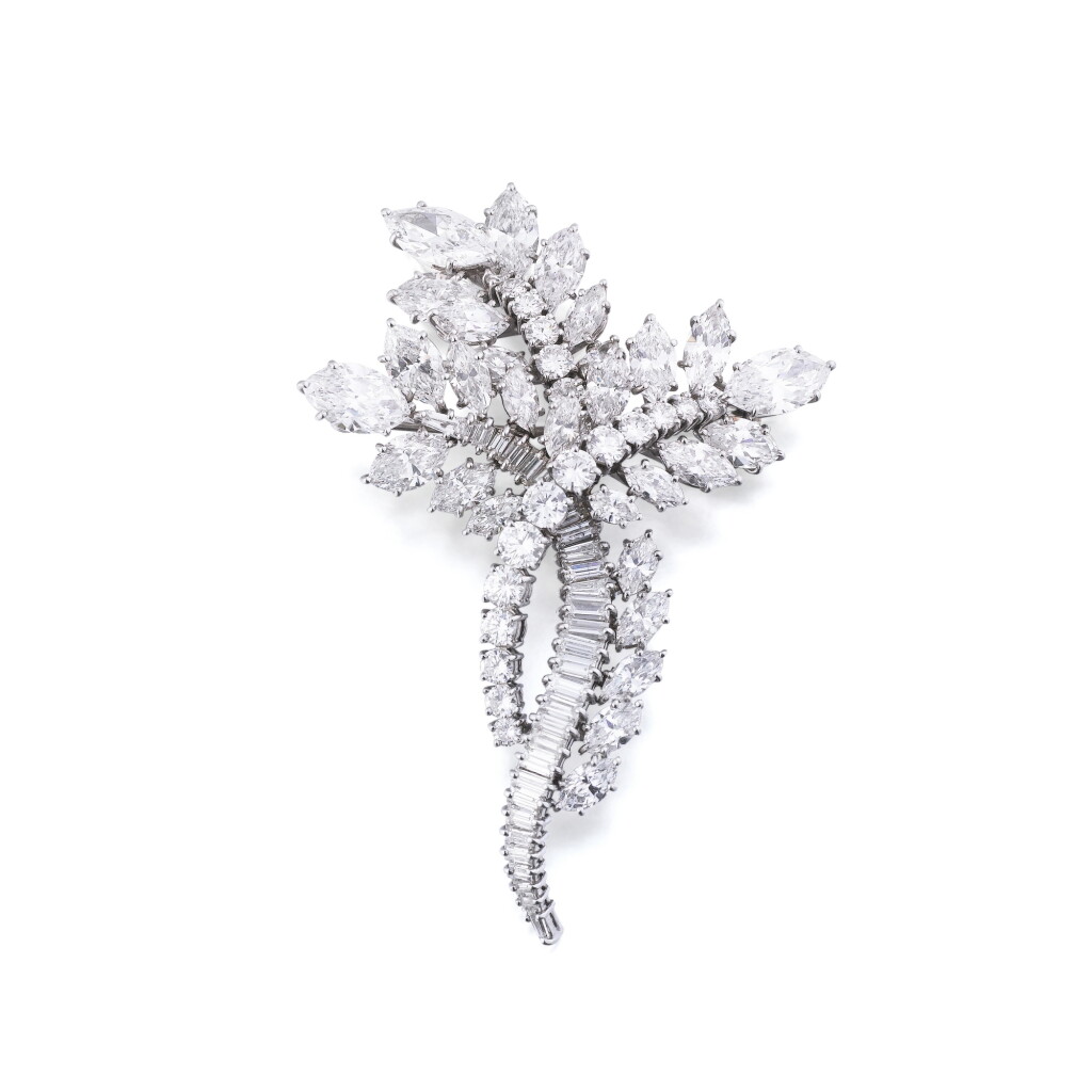 View full screen - View 1 of Lot 126. Broche diamants | Diamond brooch.
