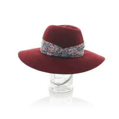 View full screen - View 1 of Lot 182. HERMÈS | SCARLETT BURGUNDY RABBIT FELT HAT WITH SILK TWILL BANDEAU, 2019 .