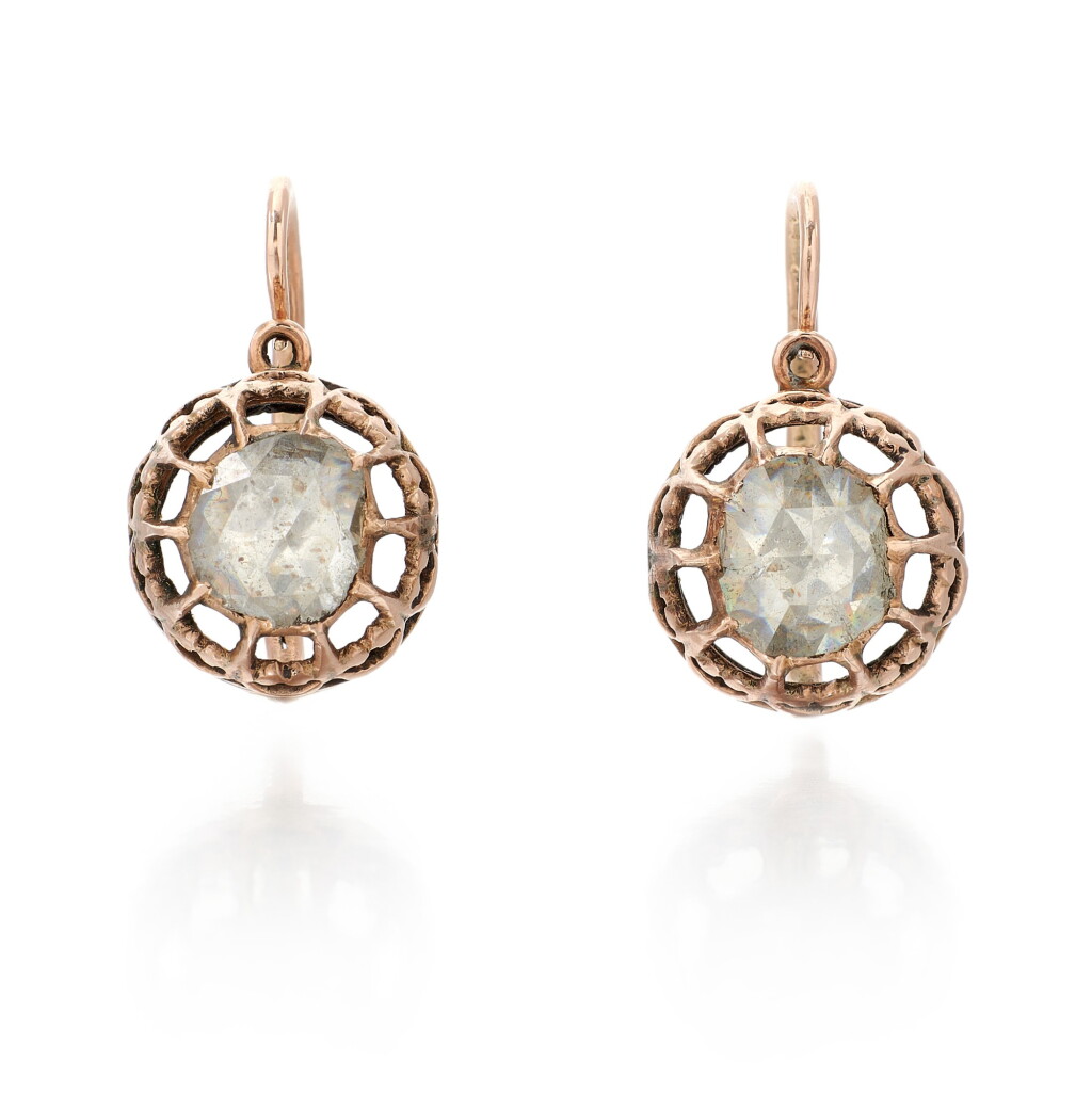 View full screen - View 1 of Lot 20. PAIR OF DIAMOND EARRINGS (PAIO DI ORECCHINI CON DIAMANTI).