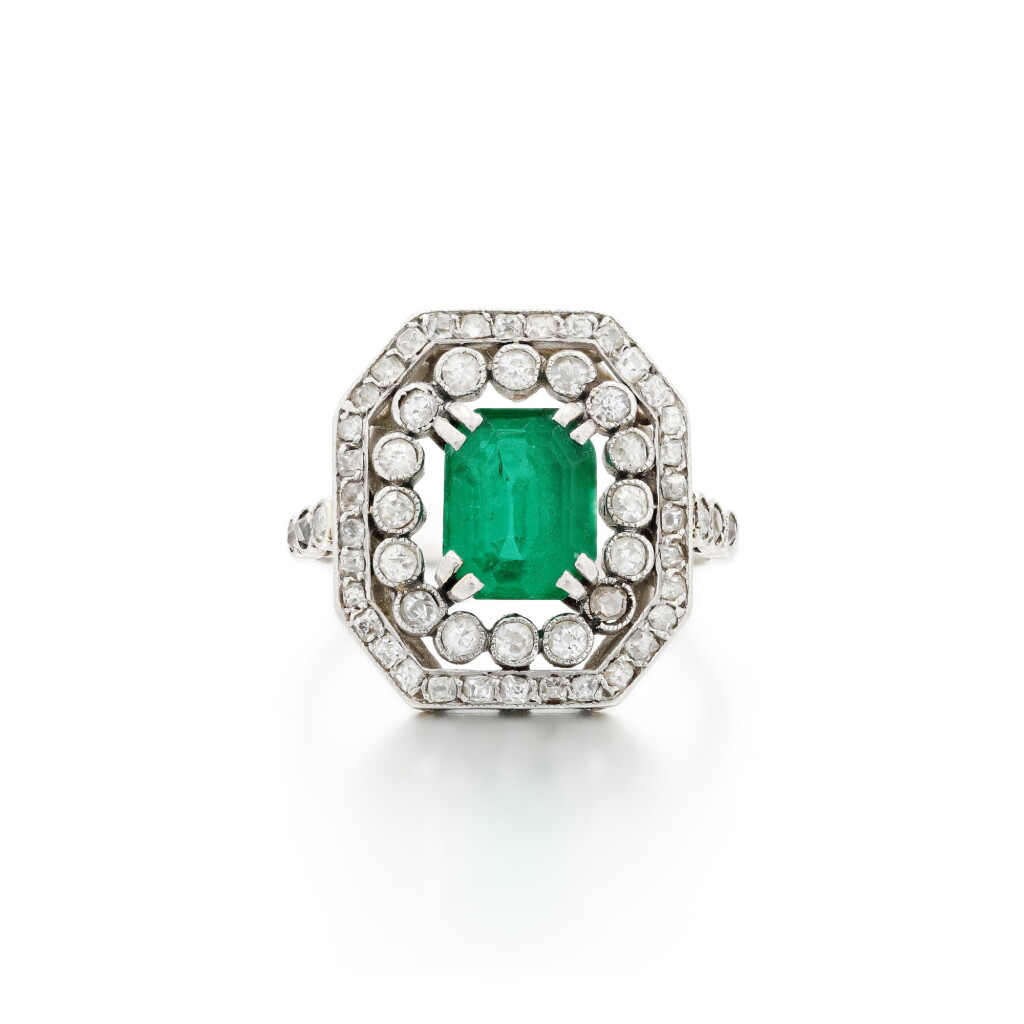 View full screen - View 1 of Lot 36. Bague émeraude et diamants | Emerald and diamond ring.