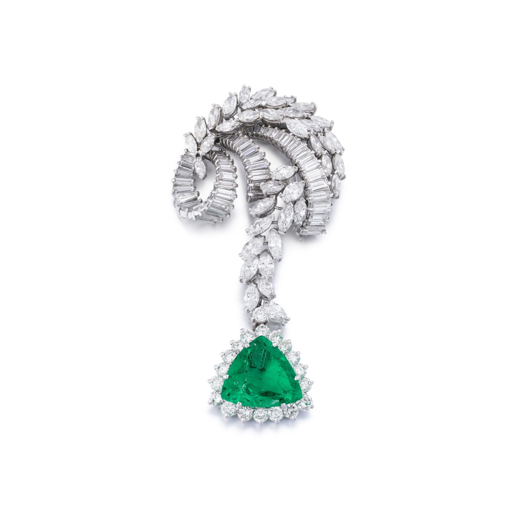 View full screen - View 1 of Lot 51. Broche émeraude et diamants | Emerald and diamond brooch.