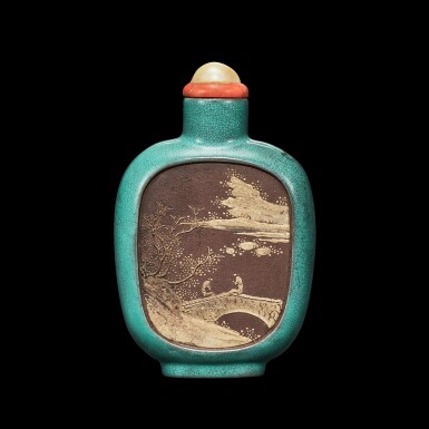 View full screen - View 1 of Lot 1005. A turquoise-ground Yixing stoneware 'landscape' snuff bottle, Qing dynasty, Daoguang period | 清道光 宜興紫砂松綠釉開光堆料山水圖鼻煙壺.