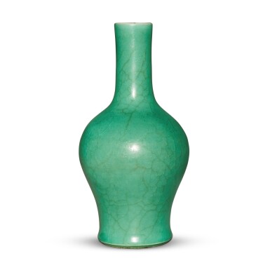 View full screen - View 1 of Lot 342. An apple-green crackle-glazed bottle vase, Qing dynasty, Kangxi period | 清康熙 蘋果綠釉長頸瓶.