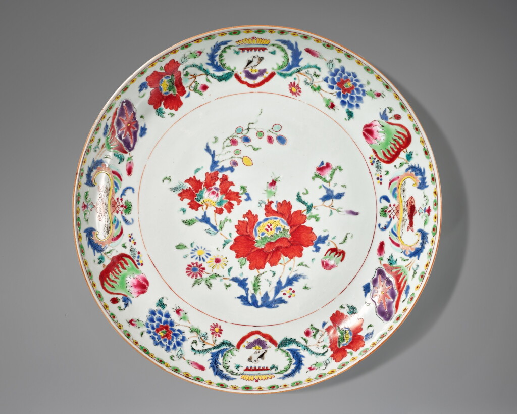 View full screen - View 1 of Lot 734. A Chinese Export Famille-Rose 'Pompadour' Pattern Saucer Dish, Qing Dynasty, Qianlong Period, Circa 1745 | 清乾隆 約1745年 粉彩花卉圖大盤.