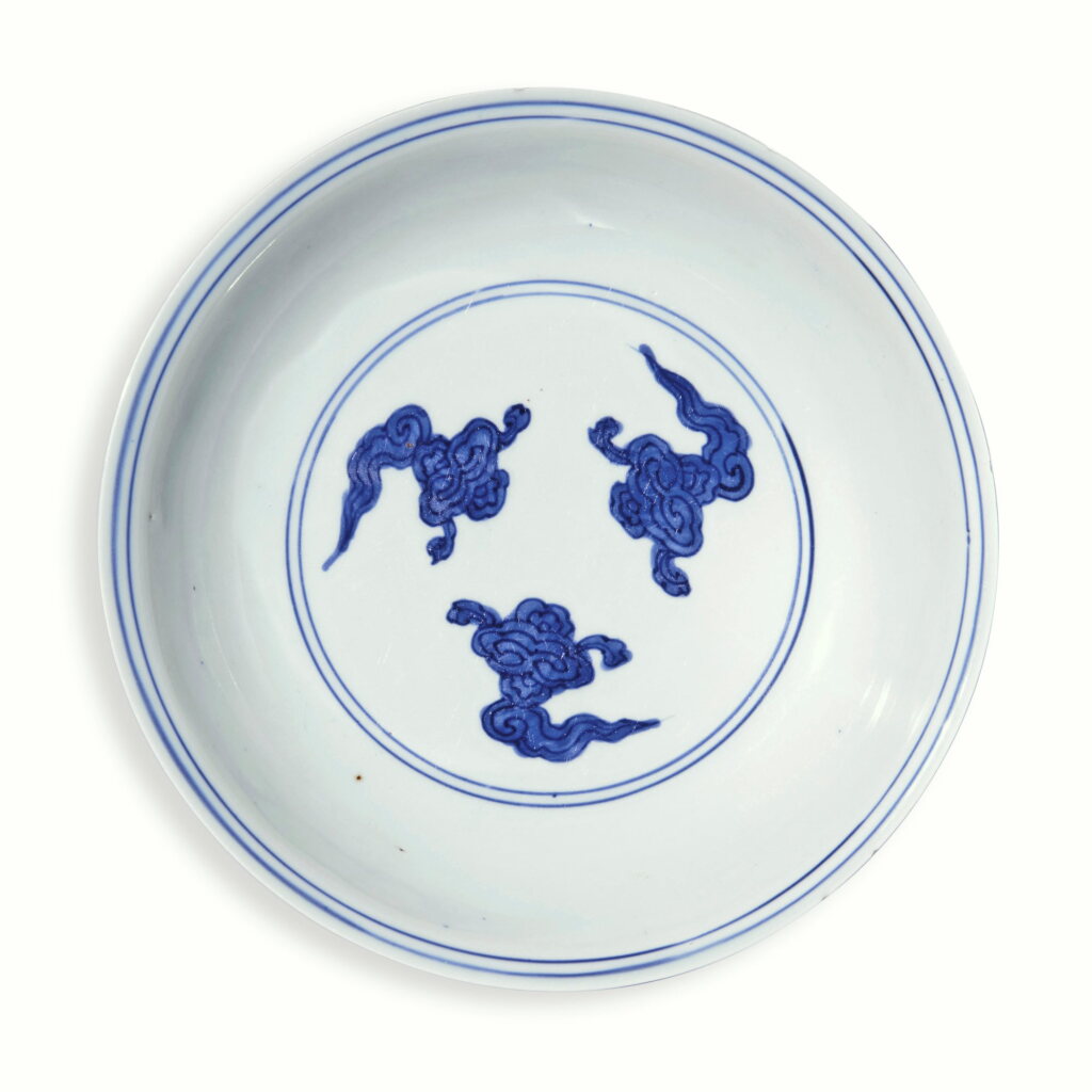 View full screen - View 1 of Lot 203. A blue and white 'tri-cloud' dish, Mark and period of Wanli | 明萬曆 青花雲紋盤 《大明萬曆年製》款.