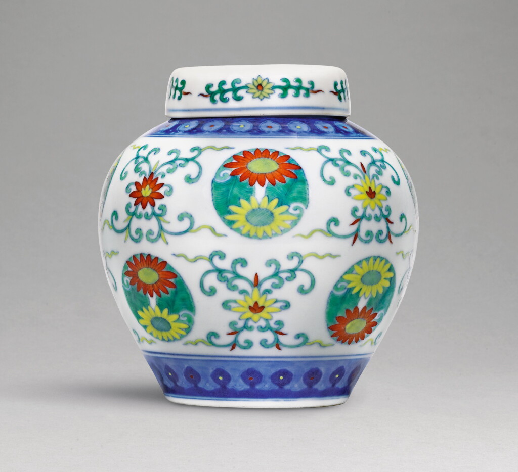 View full screen - View 1 of Lot 32. A DOUCAI 'LOTUS AND CHRYSANTHEMUM' JAR AND COVER, QIANLONG SEAL MARK AND PERIOD | 清乾隆 鬪彩番蓮團菊紋蓋罐 《大清乾隆年製》款.