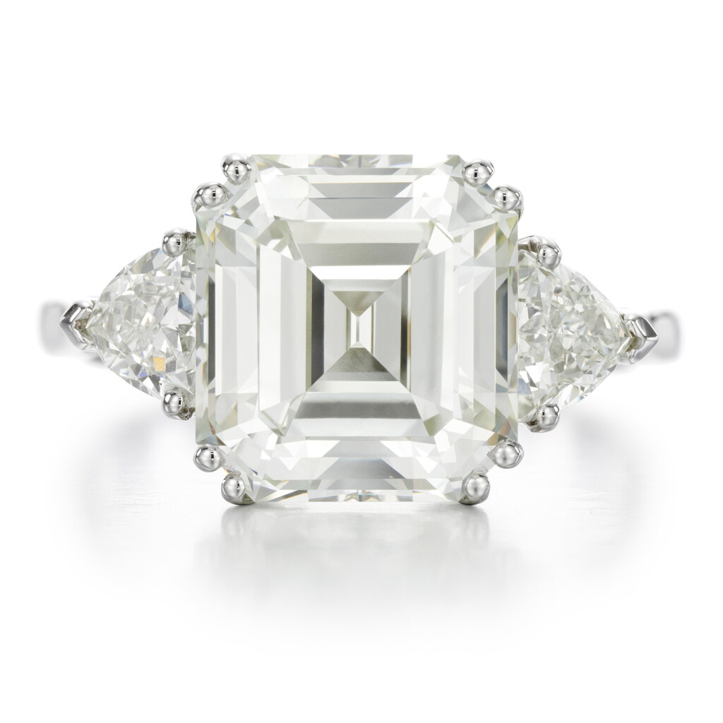 View full screen - View 1 of Lot 77. Diamond ring.