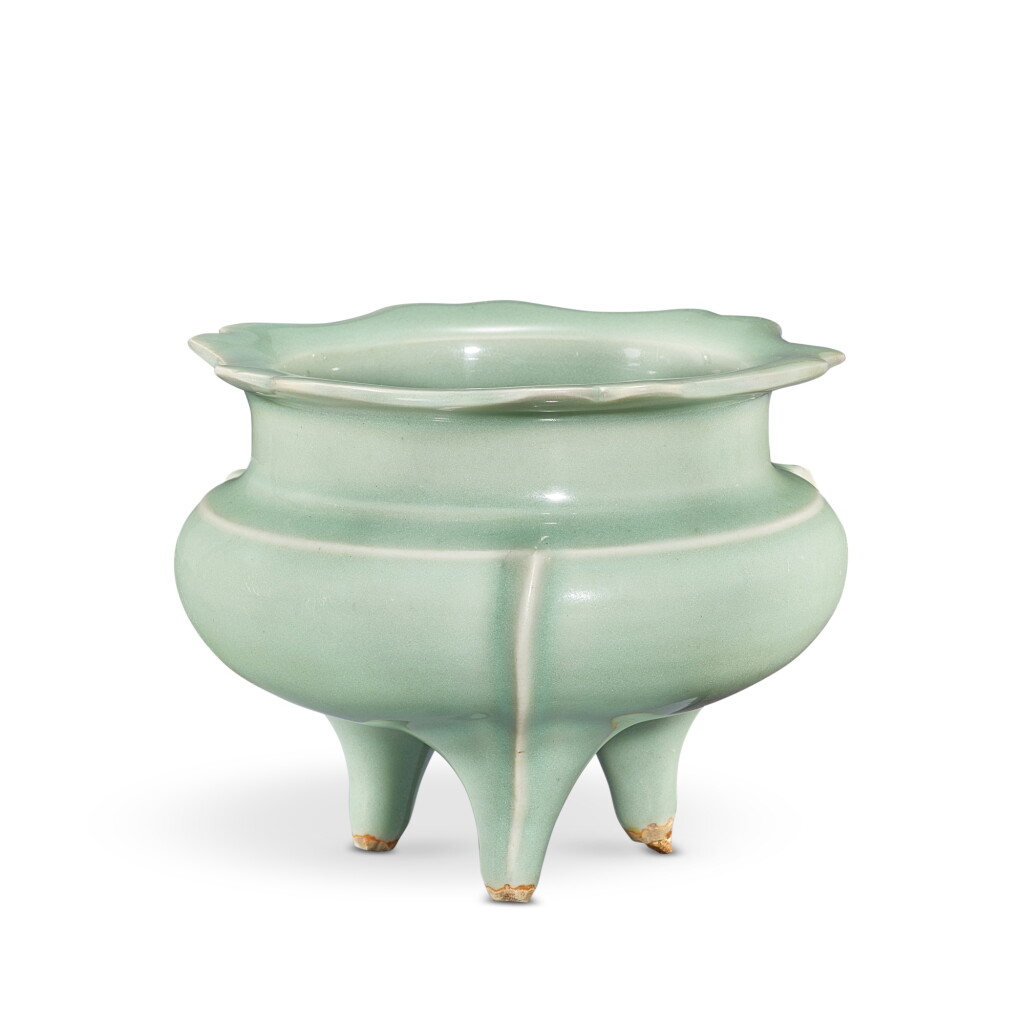 View full screen - View 1 of Lot 3518. An extremely rare Longquan celadon lobed tripod incense burner, Southern Song dynasty | 南宋 龍泉青釉葵花式三足鼎式爐.