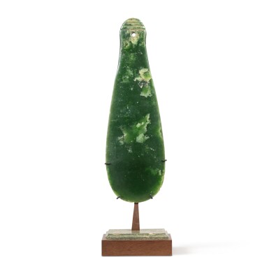 View full screen - View 1 of Lot 126. Nephrite club Mere Pounamu, Maori, New Zealand | Massue mere pounamu, Maori, Nouvelle-Zélande.