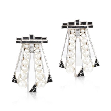 View full screen - View 1 of Lot 214. Pair of Art Deco Pearl, Onyx, Rock Crystal and Diamond Double Clip Brooches | 裝飾藝術 珍珠 配 縞瑪瑙, 白水晶 及 鑽石 胸針一對.