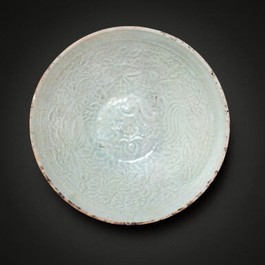 Voir en plein écran - Voir 1 du lot 559. A molded 'Qingbai' 'phoenix and flower' bowl, Yuan dynasty | 元 青白釉印穿花鳳紋盌.