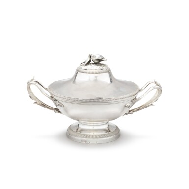 View full screen - View 1 of Lot 451. A small circular silver covered soup tureen, Jean-Pierre Charpenat, Paris, 1787-1789 | Petite soupière couverte ronde en argent par Jean-Pierre Charpenat, Paris, 1787-1789.